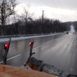 На дорогах Крыма устраняют последствия шторма